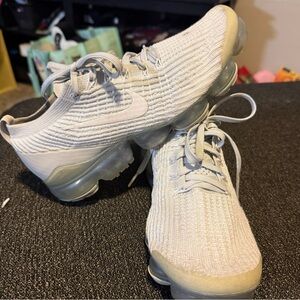 Nike Women's Light Gray Sneakers